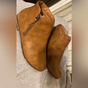 Kids size 5 Cat & Jack bootie